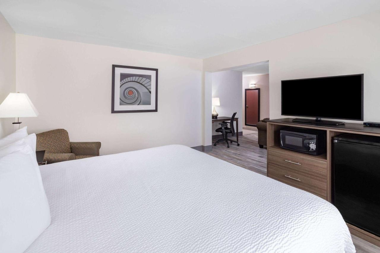 Ramada By Wyndham Hendersonville
